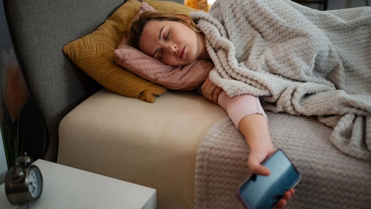 Dormir con el celular cerca, consecuencias para el cerebro